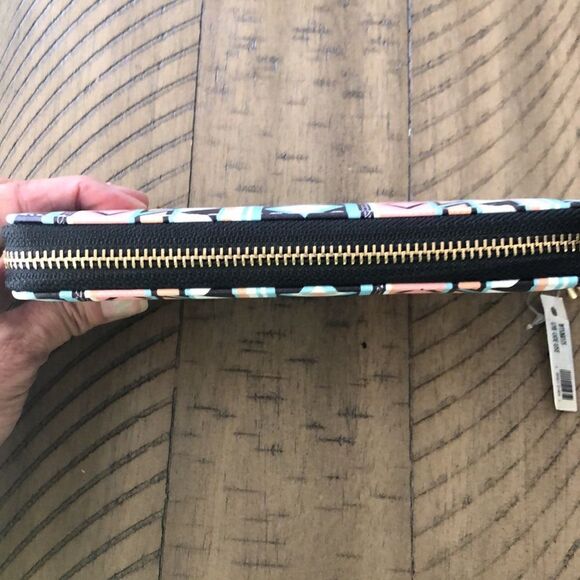 NWT Vegan Southwest Look 👀 Zip Wallet. Zip and card compartments. Secure! - Picture 6 of 17